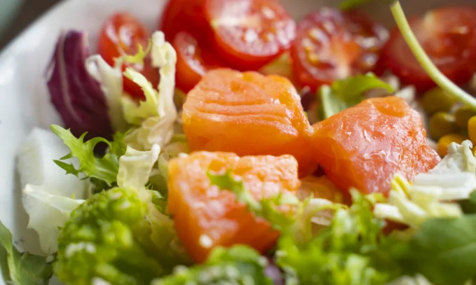 delicious-salmon-bowls-table-arrangement